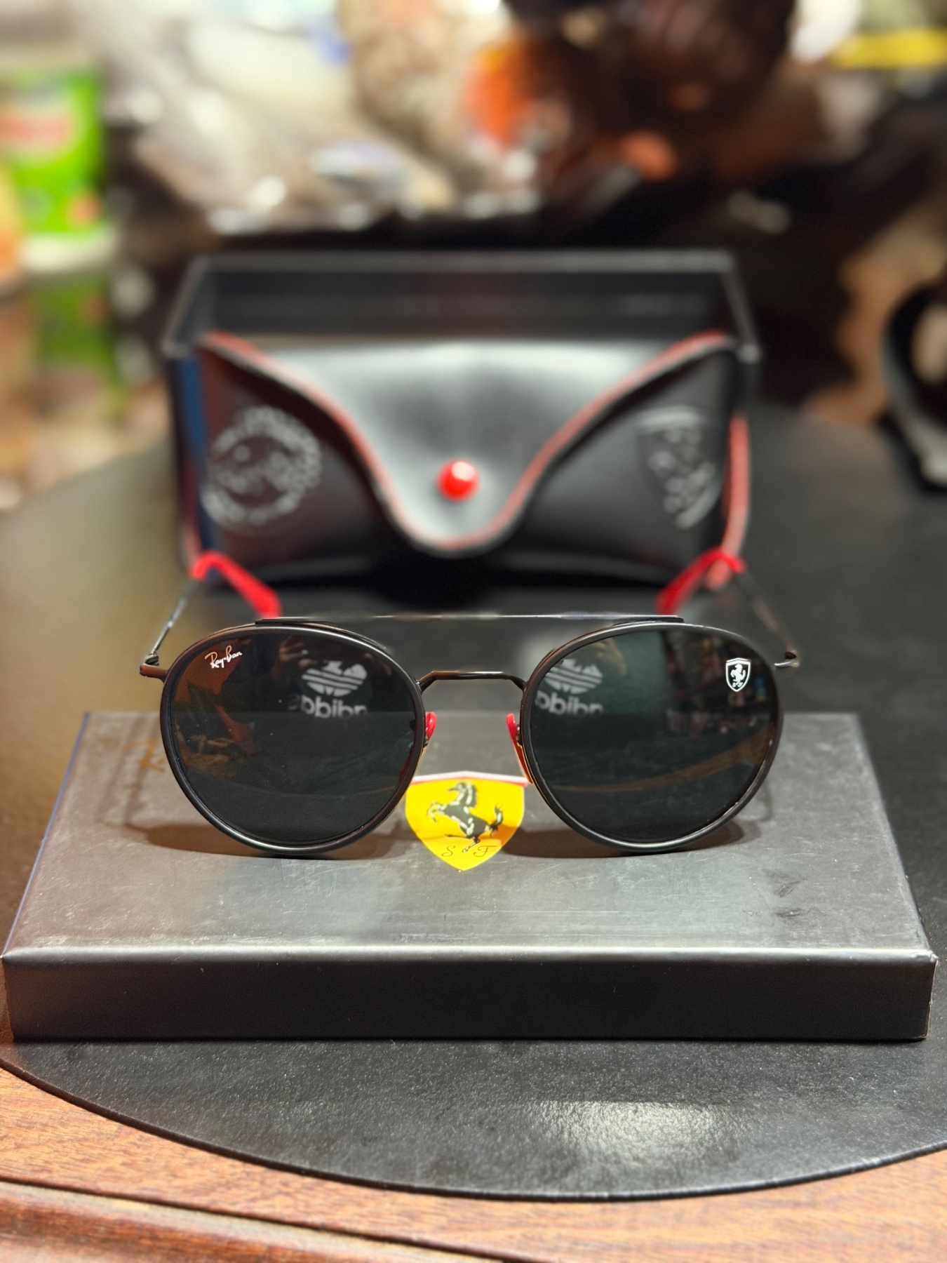 Gafas de Sol Redondas Doble Puente — Toques Rojos, Alma Ferrari - 1