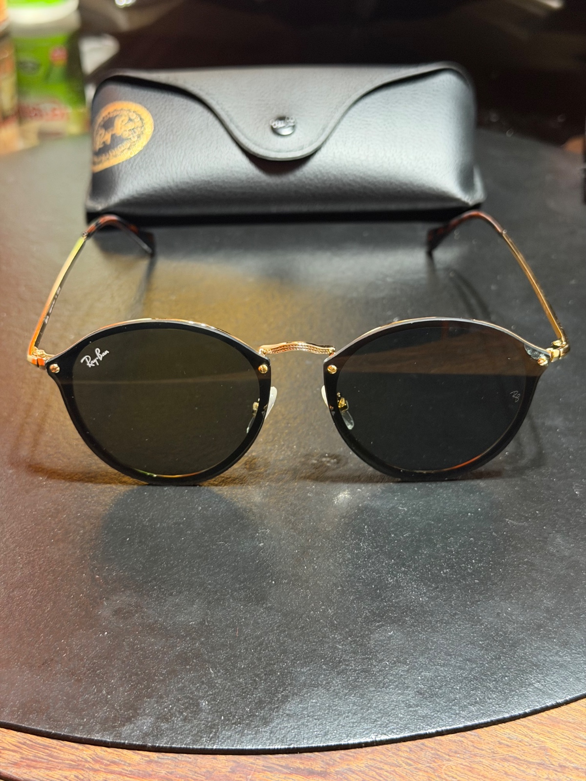 Gafas de Sol Phantos — Marco Negro y Puente Labrado Dorado - 1