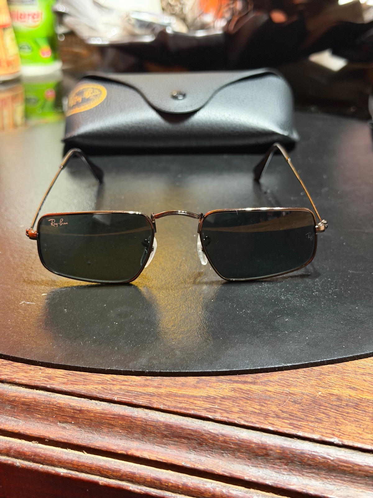Gafas de Sol Rectángulo Estilizado Metálico — Elegancia Moderna - 1