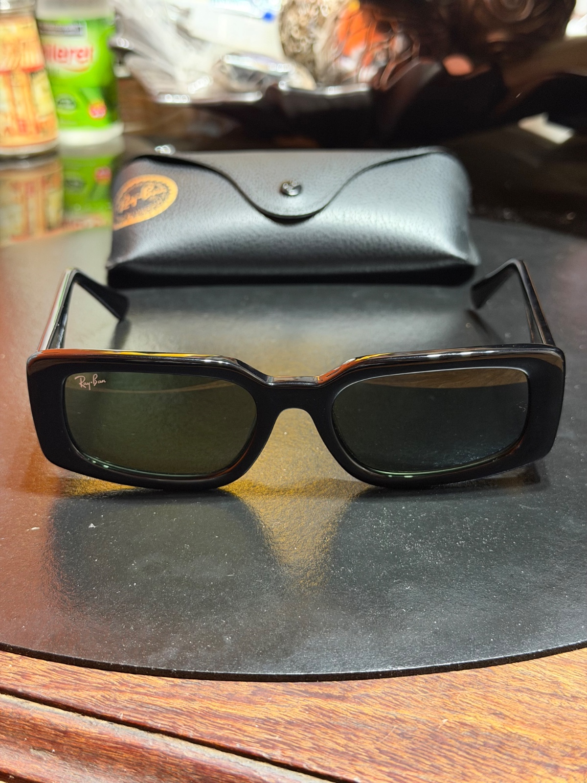 Gafas de Sol Rectangulares Negras — Marco Robusto Lentes Verdes - 1
